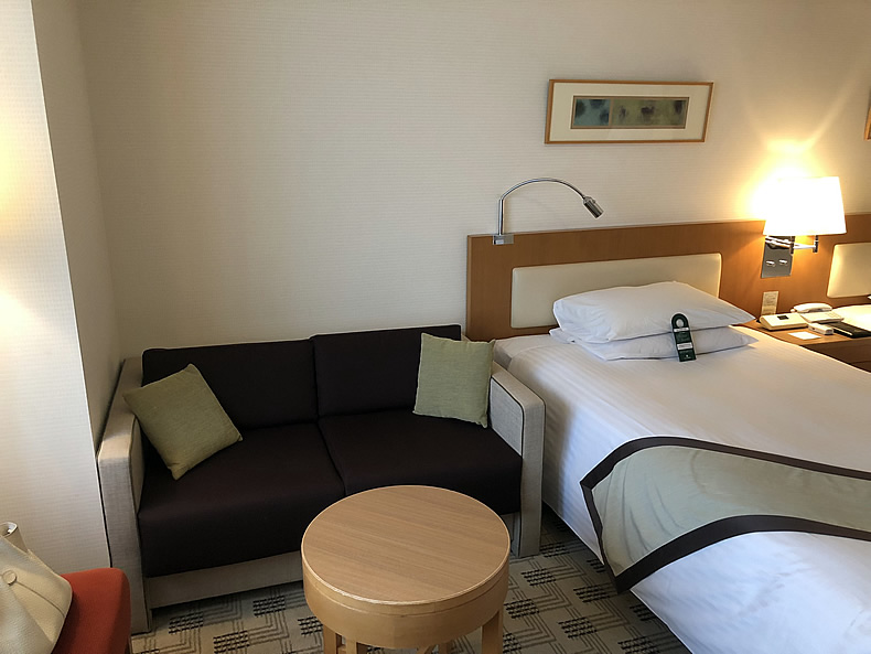 ホテル日航熊本のベッドルーム　シモンズベッド
