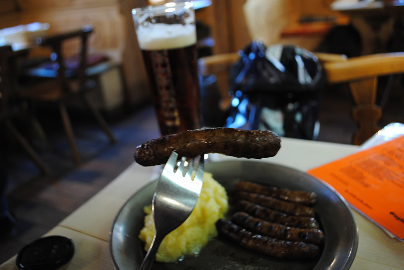 ドイツのビールを一緒に楽しみます　ダークビールのドゥンケル ソーセージのニュルンベルガー