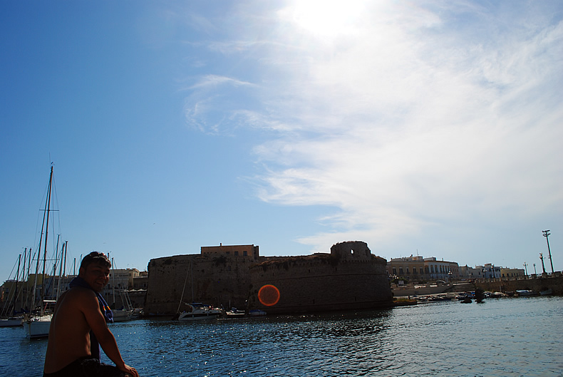 ガリッポリ(Gallipoli)の城塞都市を海から眺める