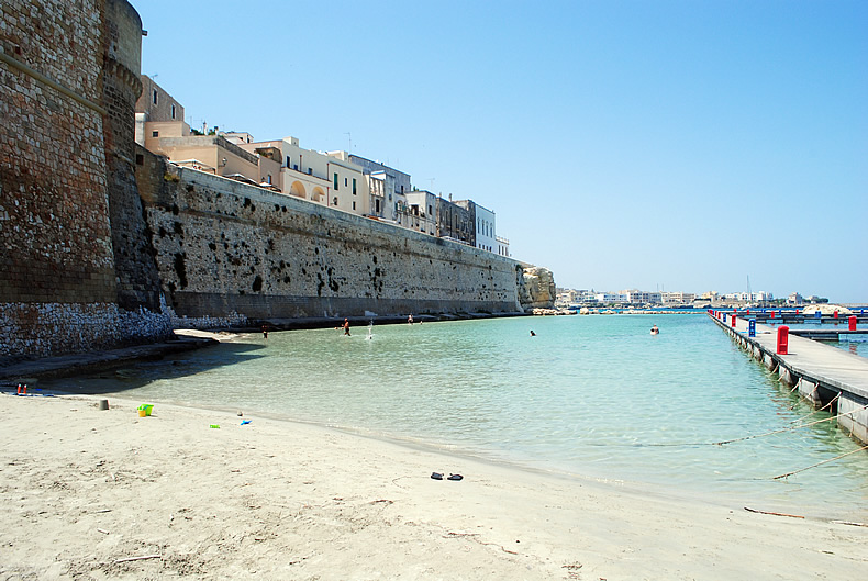 浜が広がりるビーチの様子　南イタリアのプーリア州のオートラント otranto