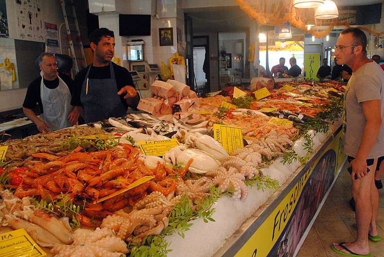 porto cesareo fish market