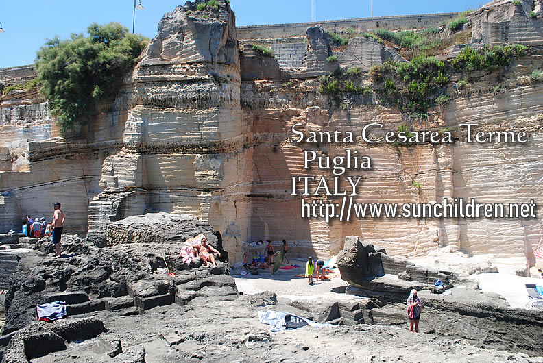 絶壁　岩肌-サンタチェザーレ・テルメ旅行-Santa Cesarea Terme travel アドリア海、地中海を楽しむ