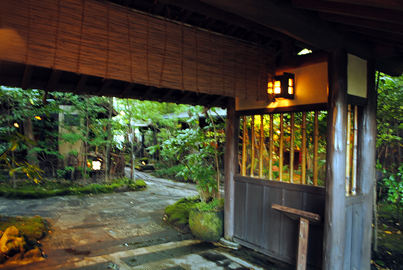 熊本　黒川温泉　　お宿のし湯の入り口の庭