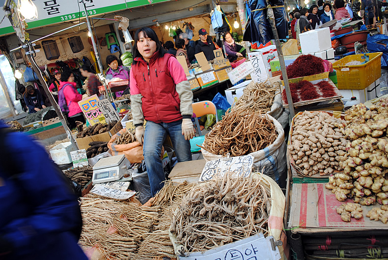 韓国の市場　朝鮮人参などがあります