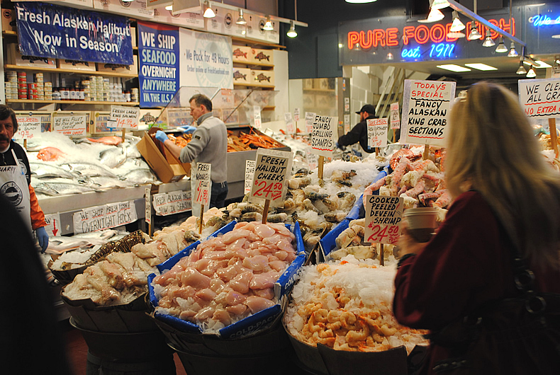 シアトル　ワシントン州　観光　パイクプレースマーケット　散歩する　豊富な魚介類　エリオット湾　スターバックス一号店近く