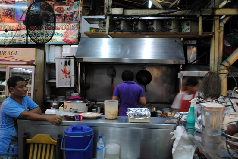 タイ料理をバンコクで食べる　美味しいタイ料理を作るスタッフ